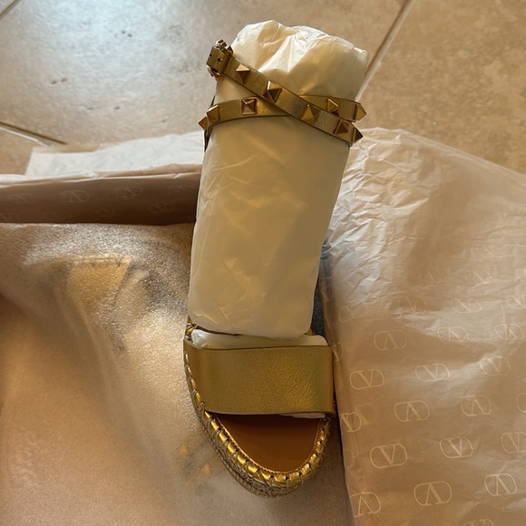 New in box Valentino rock stud wedge espadrillas.  Size 38. Gold - Picture 6 of 8
